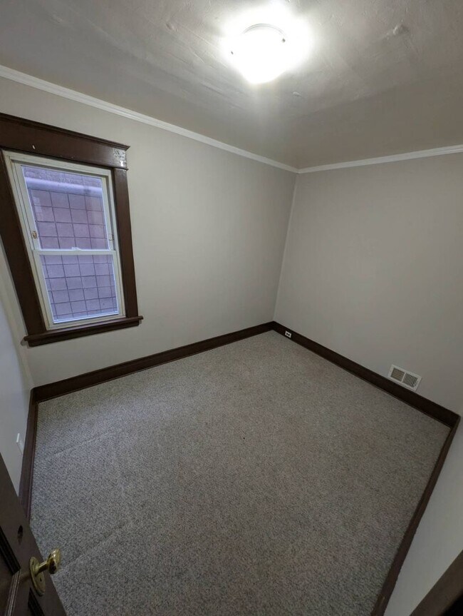 Building Photo - 102 Macamley St