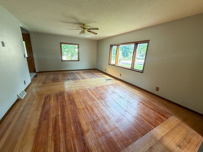 Building Photo - 609 N Edmunds- 3 bedroom, 1.5 bathroom house with a large garage, off street parking and central AC.