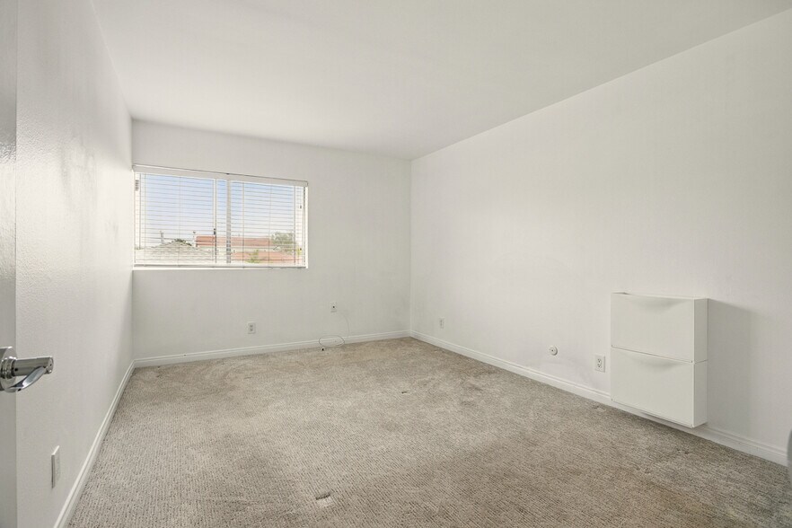 Building Photo - 4727 W 147th St
