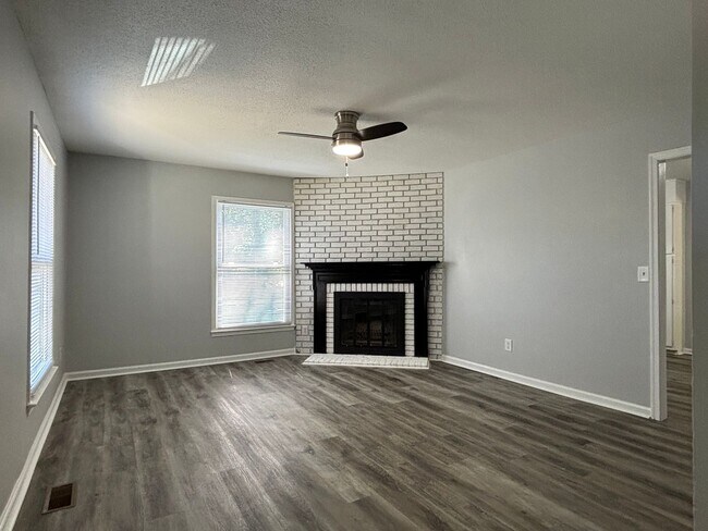 Building Photo - Renovated 3-bedroom convenient to major highways