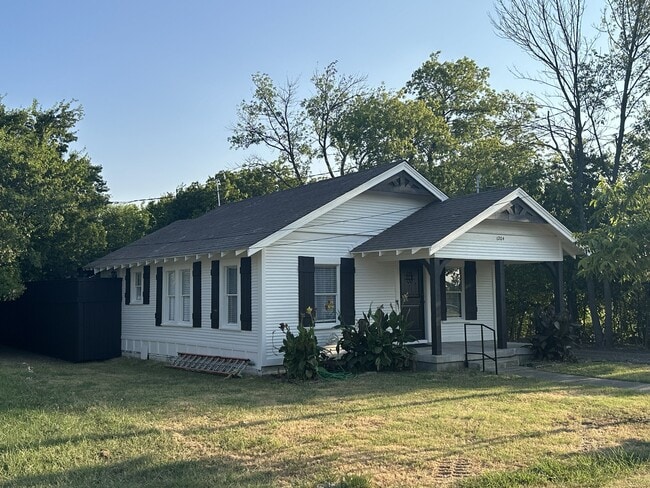 Building Photo - 1204 Elm St