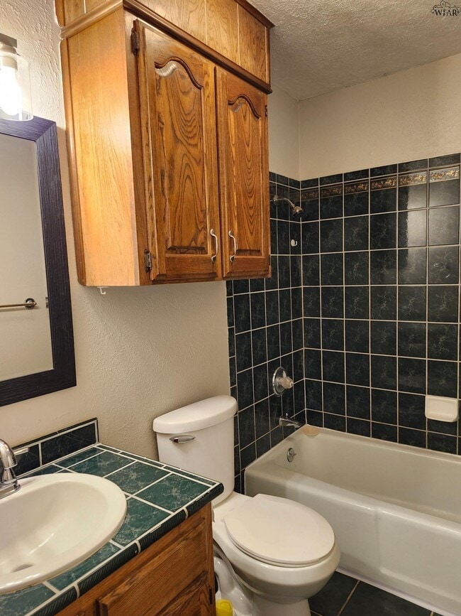 Building Photo - 916 Kiowa Dr