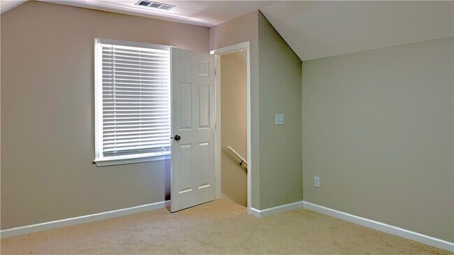 Building Photo - 1735 Ridgefield Dr