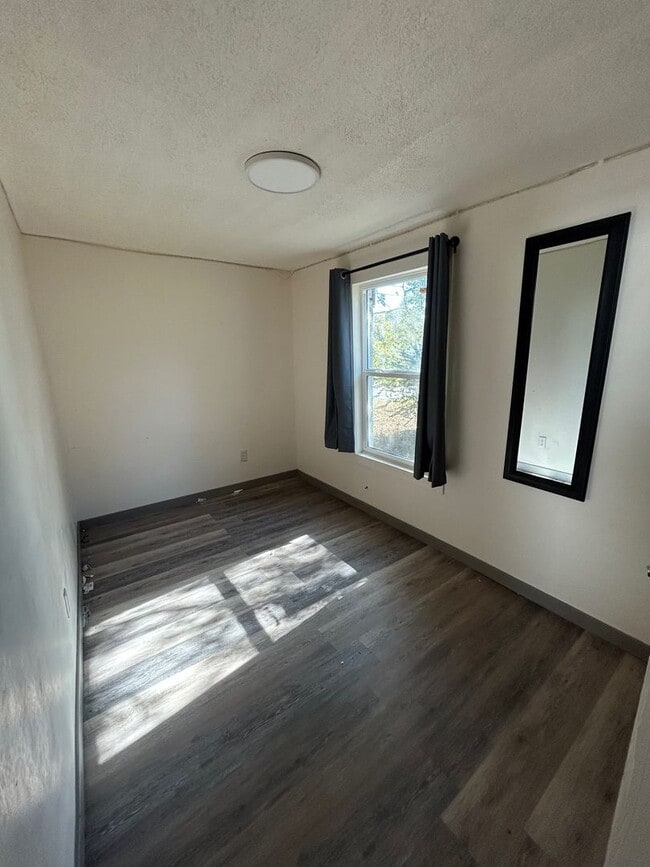 Building Photo - Updated 2 Bedroom Cottage