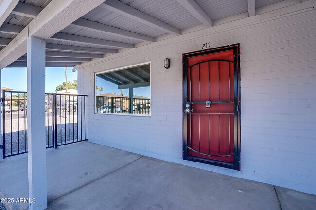 Primary Photo - 211 S Doran