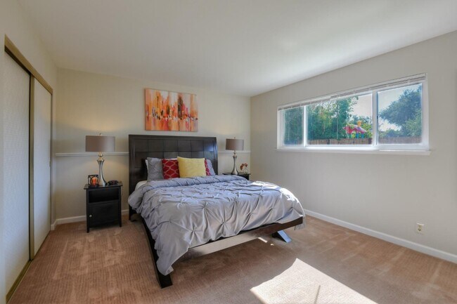 Building Photo - 546 Woodstock Way