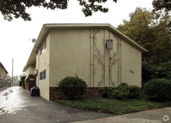 Primary Photo - 1117 N Stoneman Ave