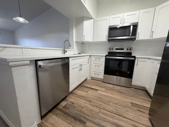 Building Photo - ANNUAL RENTAL - KEY ROYAL CONDO -THIRD FLOOR- 2 BED-1 BATH