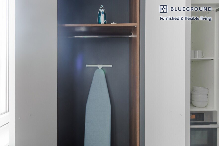 Building Photo - 70 W 45th St