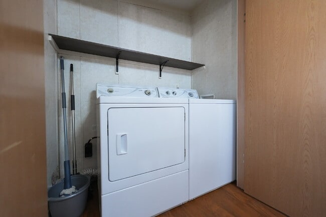 Building Photo - Modern 2-Bedroom/2 Bath Home