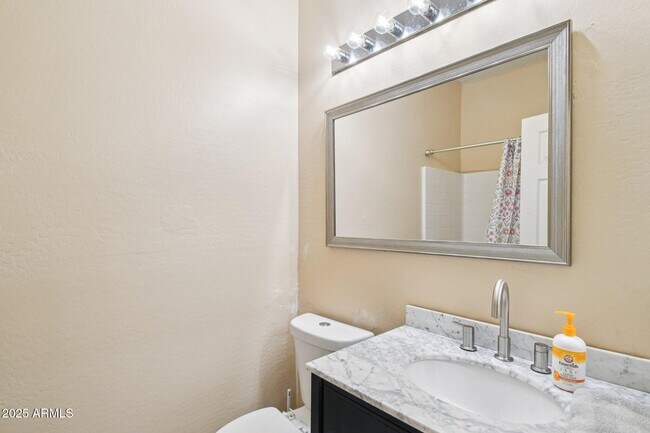 Building Photo - 2633 E Calle Del Norte Dr
