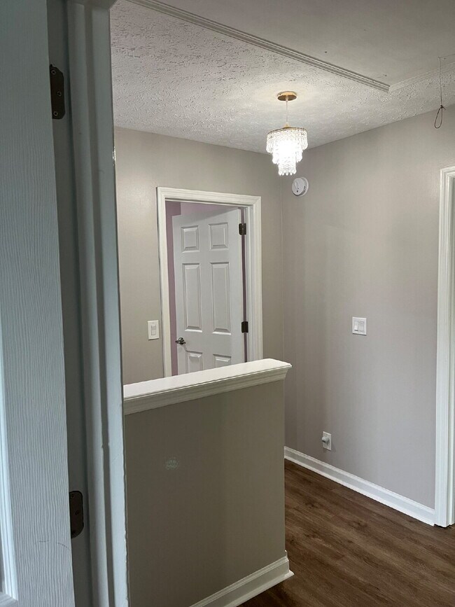 Building Photo - "Charming Franklin Retreat: 3-Bedroom Have...