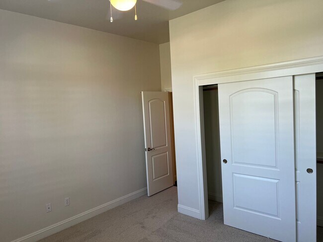 Building Photo - Gated Grand Island Home!