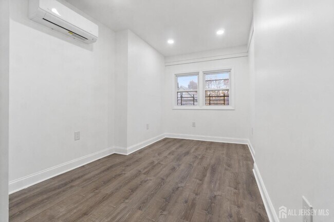 Building Photo - 427 Benner St