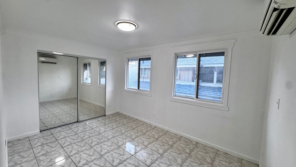 Building Photo - 1128 Elm St
