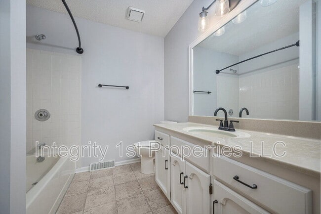 Building Photo - 6410 NW Hilldale Dr