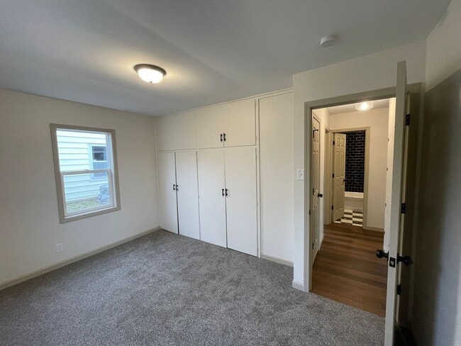 Building Photo - Update 3 Bed/1 Bath Home!
