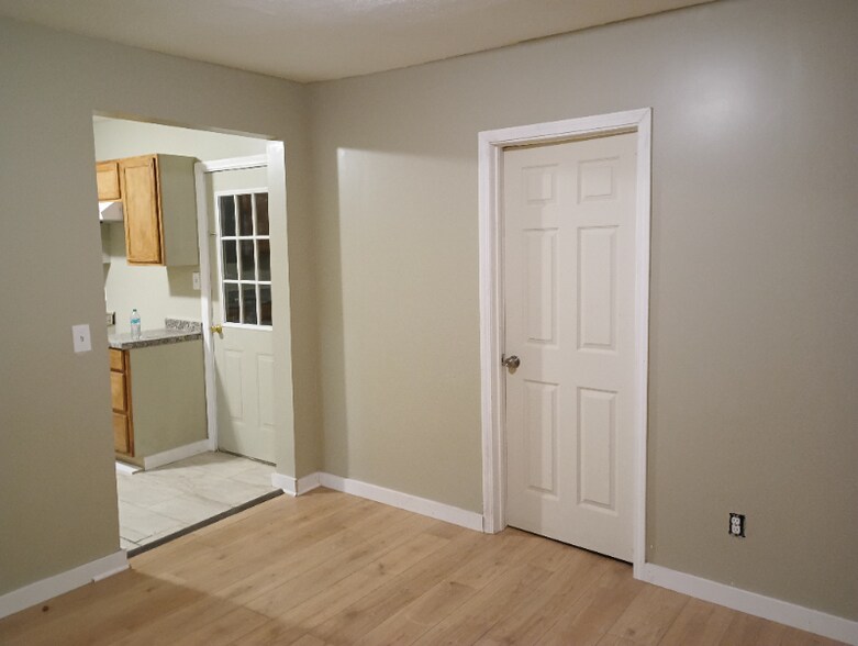 Building Photo - 821 W Cherry St