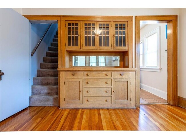 Building Photo - Huge 5 Bedroom - SFH- Walk to Macalester!