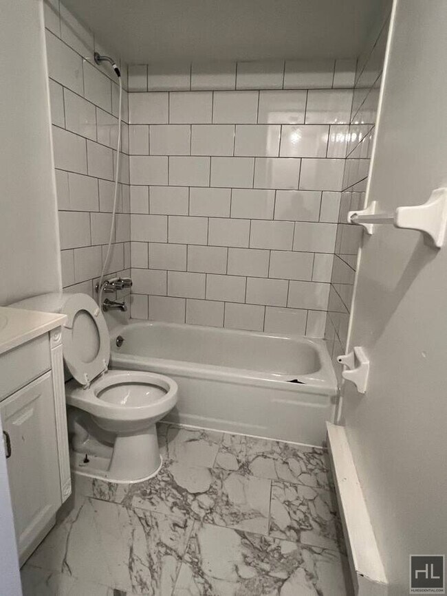 Building Photo - 38 AVENUE