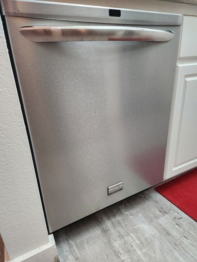 dishwasher - 1701 E Colter St