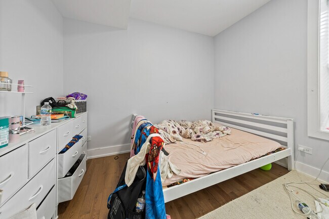 Building Photo - 2550 W Balmoral Ave