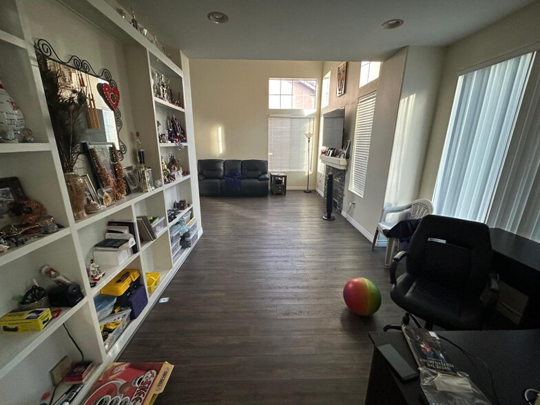 Primary Photo - 6016 Sunflower St