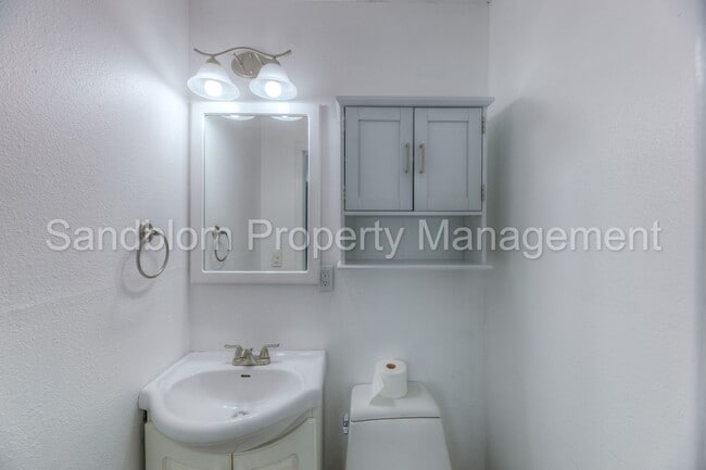 Building Photo - FOR LEASE | Brookside | $1300 Rent + $1300...