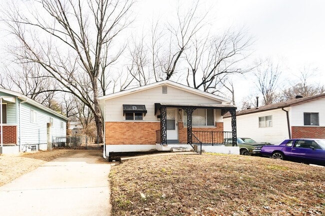 Building Photo - Lovely 3 Bedroom 1 Bathroom Home