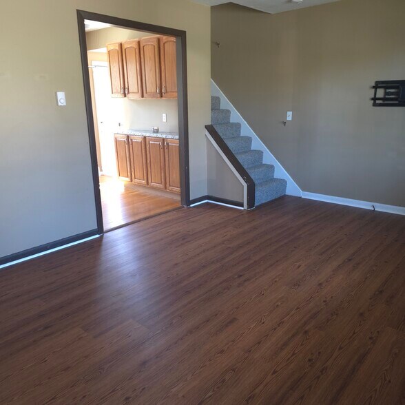 Building Photo - 5 Fairview Park Rd