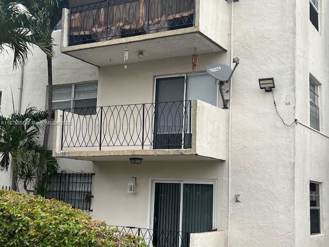 Building Photo - 633 S Royal Poinciana Blvd