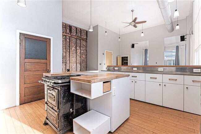 Building Photo - 114 Main St