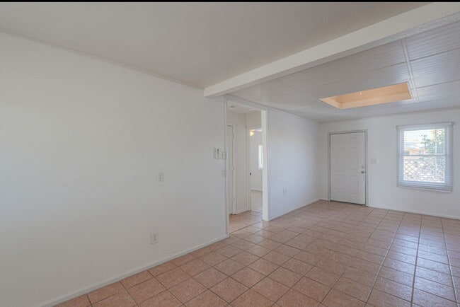 Building Photo - 2 Room 1 Bath Cottage with Huge Backyard