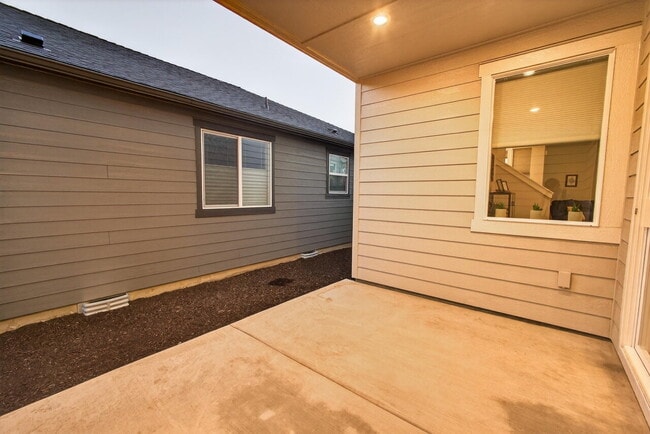 Building Photo - Attractive Modern Easton 3 Bedroom Home