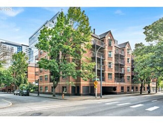 Building Photo - 1500 SW Park Ave