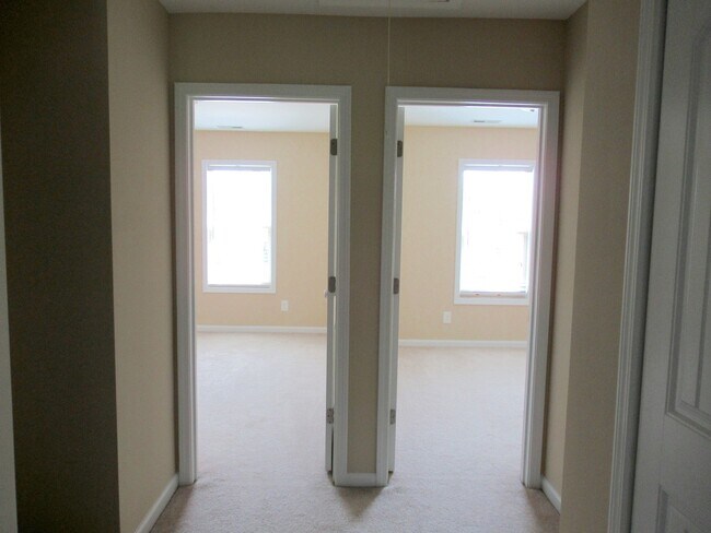 Building Photo - Three Bedroom Townhome in Richlands Close to Everything!!