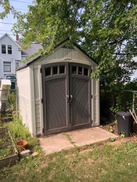 Building Photo - 701 E 8th St