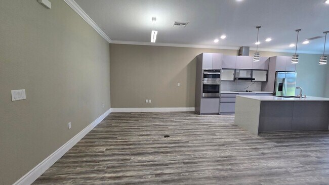 Building Photo - Beautiful and Modern 4 bed 3.5 Bath Townho...