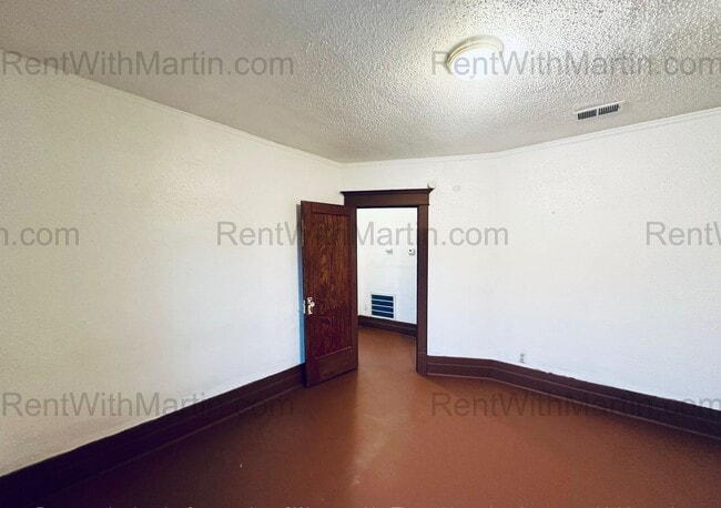 Building Photo - 820 W 2nd St