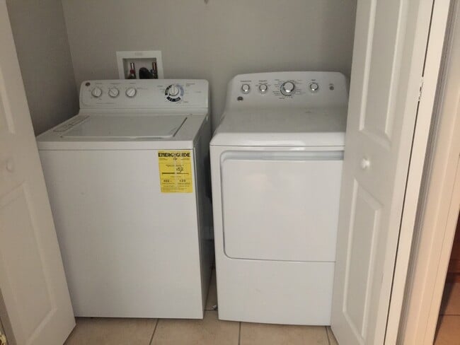 Building Photo - Updated 3 Bedroom Townhome in the Arbor Meadows Gated Community