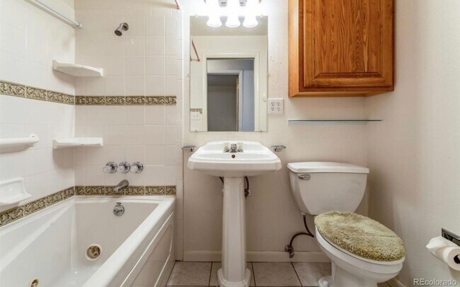 Building Photo - Large Aurora Lynn Knolls Home