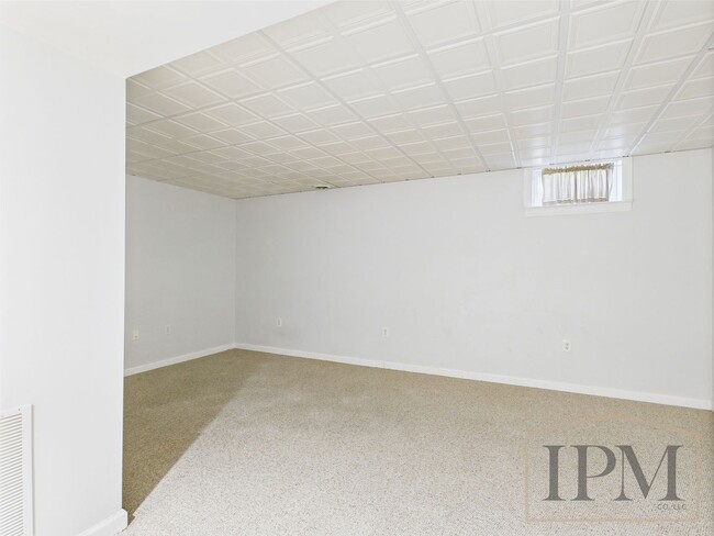 Building Photo - Available Now!- 3 Bedroom Home in Eastern ...