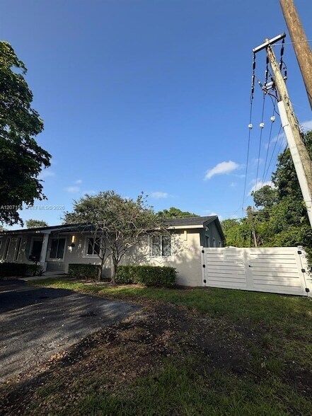 Building Photo - 12253 SW 82nd Ave
