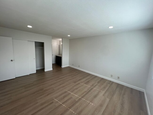 Building Photo - Great Large House ready for you to Make it a Home