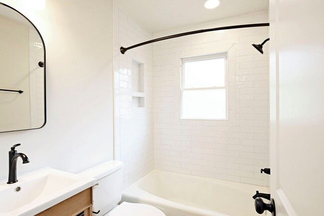 Building Photo - Renovated UVA Apartment in a Prime Location Near School of Data Science