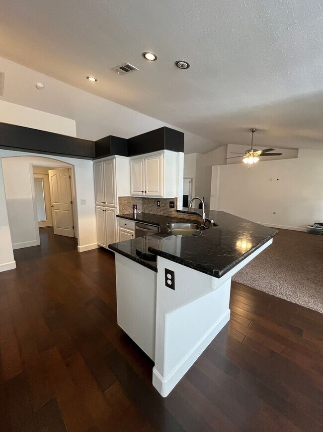 Building Photo - Beautiful Southside Visalia Home! Coming Soon!