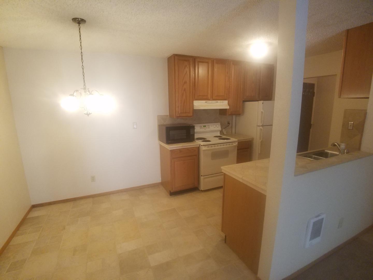 Building Photo - Excellent Adams Point location FREE parking!