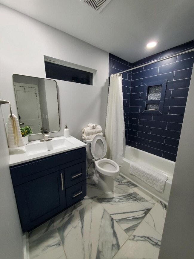 Building Photo - 294 Quick St