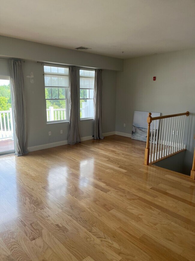 Building Photo - Modern 2 Br 1 Full / 2 half Bath Braintree Condominium