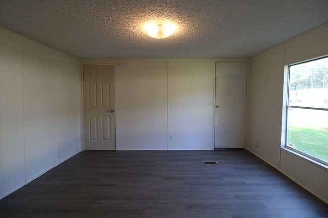 Building Photo - Experience peaceful country living!
